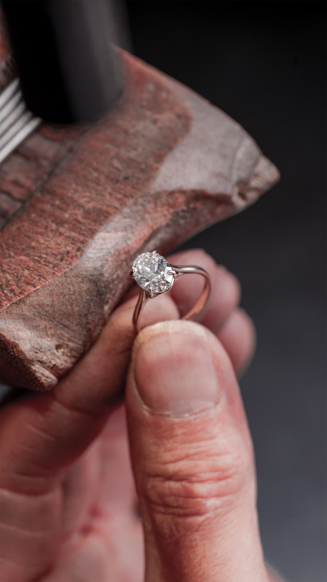 Bague solitaire tenue à l'établi de l'atelier Resplandy